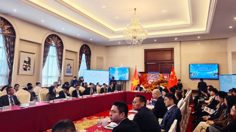 刘战培先生出席会议.jpg