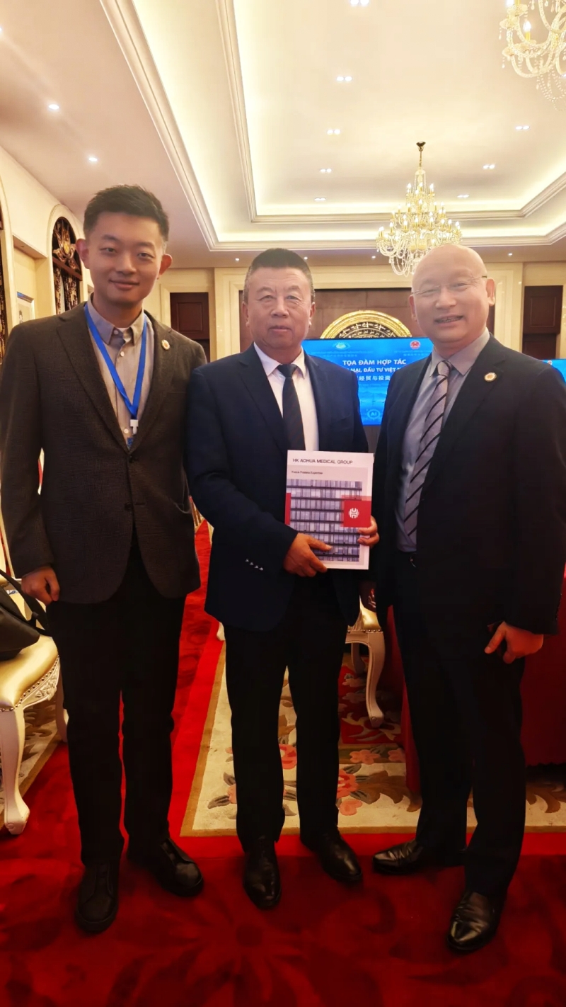与中国产业海外发展协会会长和振伟先生合影.jpg